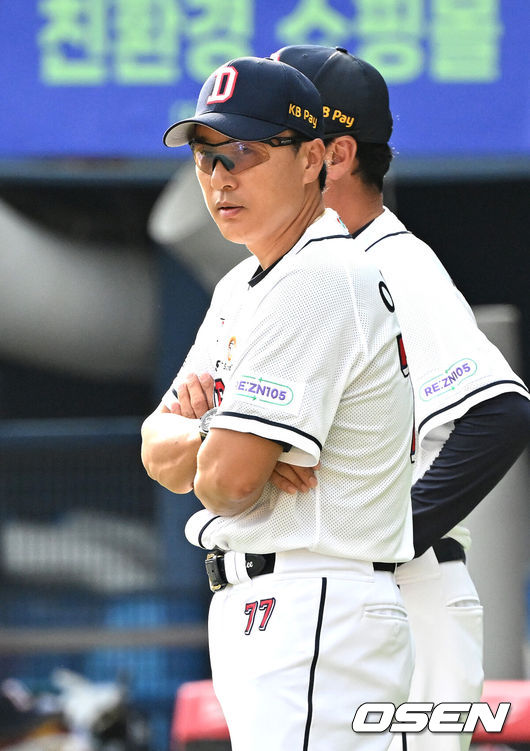 [OSEN=잠실, 이대선 기자] 15일 오후 서울 잠실야구장에서 ‘2023 신한은행 SOL KBO리그’ 두산 베어스와 KT 위즈의 경기가 열렸다.1회말 무사에서 두산 이승엽 감독이 정수빈 스윙 판정에 대해 심판진과 이야기하고 있다. 2023.08.15 /sunday@osen.co.kr