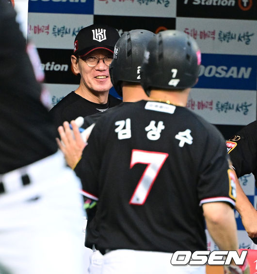 [OSEN=잠실, 최규한 기자] 16일 오후 서울 잠실야구장에서 ‘2023 신한은행 SOL KBO리그’ 두산 베어스와 KT 위즈의 경기가 열렸다.2회초 2사 1루 상황 KT 배정대가 달아나는 좌월 투런포를 날리고 이강철 감독과 인사를 나누고 있다. 2023.08.16 / dreamer@osen.co.kr