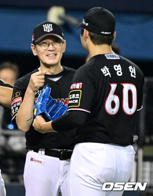 [OSEN=잠실, 최규한 기자] KT 위즈가 5연승을 내달리며 2위 SSG 랜더스를 턱밑까지 추격했다. KT는 17일 서울 잠실구장에서 열린 ‘2023 신한은행 SOL KBO리그’ 두산 베어스와의 경기에서 9-8으로 승리했다. 장성우는 5타수 4안타 1홈런 5타점 1득점으로 활약했다. 배정대도 5타수 3안타 1타점 2득점으로 힘을 보탰고 김민혁과 앤서니 알포드는 멀티히트를 때려냈다.경기를 마치고 승리한 KT 이강철 감독과 세이브를 거둔 박영현이 인사를 나누고 있다. 2023.08.17 / dreamer@osen.co.kr