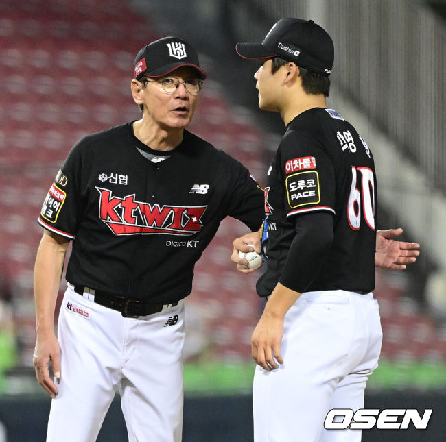 [OSEN=잠실, 최규한 기자] 17일 오후 서울 잠실야구장에서 ‘2023 신한은행 SOL KBO리그’ 두산 베어스와 KT 위즈의 경기가 열렸다.9회말 1사 1, 2루 상황 KT 이강철 감독이 마운드를 방문해 투수 박영현과 대화를 나누고 있다. 2023.08.17 / dreamer@osen.co.kr