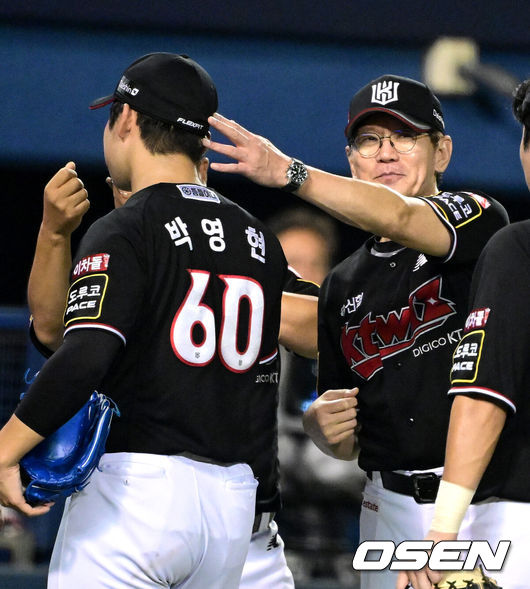 [OSEN=잠실, 최규한 기자] KT 위즈가 5연승을 내달리며 2위 SSG 랜더스를 턱밑까지 추격했다. KT는 17일 서울 잠실구장에서 열린 ‘2023 신한은행 SOL KBO리그’ 두산 베어스와의 경기에서 9-8으로 승리했다. 장성우는 5타수 4안타 1홈런 5타점 1득점으로 활약했다. 배정대도 5타수 3안타 1타점 2득점으로 힘을 보탰고 김민혁과 앤서니 알포드는 멀티히트를 때려냈다.경기를 마치고 승리한 KT 이강철 감독과 세이브를 거둔 KT 박영현이 인사를 나누고 있다. 2023.08.17 / dreamer@osen.co.kr