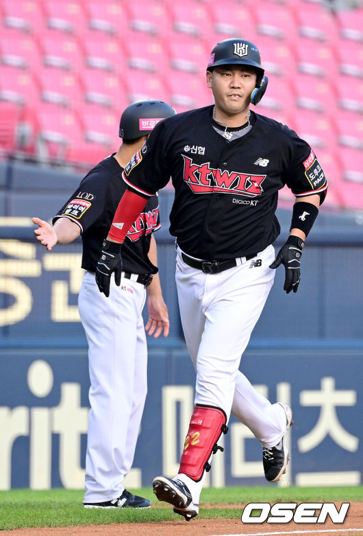 [OSEN=잠실, 최규한 기자] 17일 오후 서울 잠실야구장에서 ‘2023 신한은행 SOL KBO리그’ 두산 베어스와 KT 위즈의 경기가 열렸다.1회초 1사 1, 2루 상황 KT 장성우가 선제 좌월 스리런포를 날리고 그라운드를 돌고 있다. 2023.08.17 / dreamer@osen.co.kr