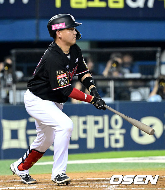 [OSEN=잠실, 최규한 기자] 17일 오후 서울 잠실야구장에서 ‘2023 신한은행 SOL KBO리그’ 두산 베어스와 KT 위즈의 경기가 열렸다.3회초 무사 1루 상황 KT 장성우가 좌중간 1타점 2루타를 날리고 있다. 2023.08.17 / dreamer@osen.co.kr