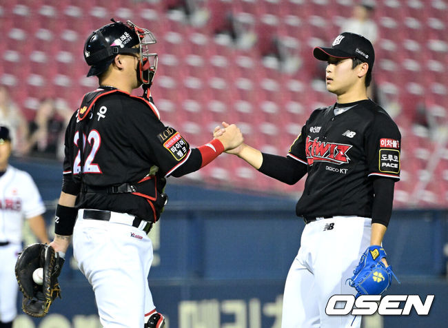 [OSEN=잠실, 최규한 기자] KT 위즈가 5연승을 내달리며 2위 SSG 랜더스를 턱밑까지 추격했다. KT는 17일 서울 잠실구장에서 열린 ‘2023 신한은행 SOL KBO리그’ 두산 베어스와의 경기에서 9-8으로 승리했다. 장성우는 5타수 4안타 1홈런 5타점 1득점으로 활약했다. 배정대도 5타수 3안타 1타점 2득점으로 힘을 보탰고 김민혁과 앤서니 알포드는 멀티히트를 때려냈다.경기를 마무리지은 KT 투수 박영현과 포수 장성우가 인사를 나누고 있다. 2023.08.17 / dreamer@osen.co.kr