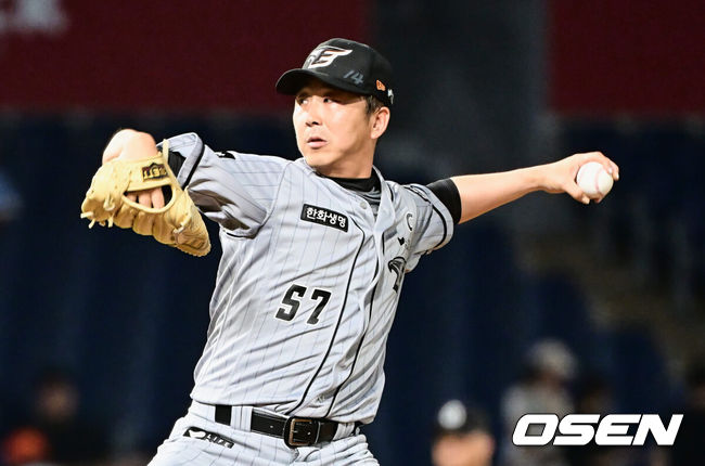 [OSEN=창원, 이석우 기자] 17일 창원 NC파크에서 2023 신한은행 SOL KBO리그 NC 다이노스와 한화 이글스의 경기가 열렸다. 한화 이글스 정우람이 역투하고 있다. 2023.08.17 / foto0307@osen.co.kr