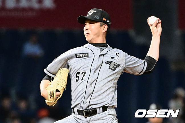 [OSEN=창원, 이석우 기자] 17일 창원 NC파크에서 2023 신한은행 SOL KBO리그 NC 다이노스와 한화 이글스의 경기가 열렸다. 한화 이글스 정우람이 역투하고 있다. 2023.08.17 / foto0307@osen.co.kr