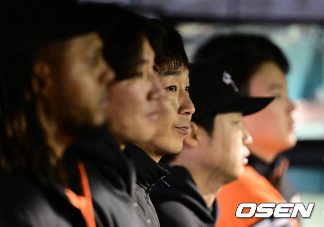 [OSEN=대전, 지형준 기자] 한화 정우람을 비롯한 투수조가 경기를 지켜보고 있다. 2023.04.07 /jpnews@osen.co.kr