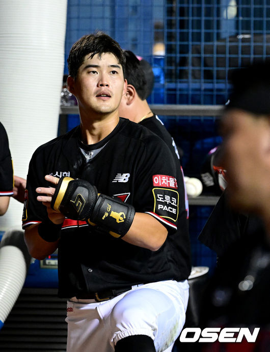 [OSEN=잠실, 최규한 기자] 17일 오후 서울 잠실야구장에서 ‘2023 신한은행 SOL KBO리그’ 두산 베어스와 KT 위즈의 경기가 열렸다.4회말 수비를 마친 KT 배정대가 장비를 착용하며 타석을 준비하고 있다. 2023.08.17 / dreamer@osen.co.kr