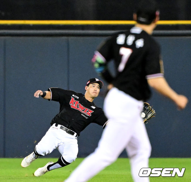 [OSEN=잠실, 최규한 기자] 17일 오후 서울 잠실야구장에서 ‘2023 신한은행 SOL KBO리그’ 두산 베어스와 KT 위즈의 경기가 열렸다.4회말 무사 선두타자로 나선 두산 장승현의 뜬공 타구를 KT 중견수 배정대가 몸을 날려 잡아내고 있다. 2023.08.17 / dreamer@osen.co.kr