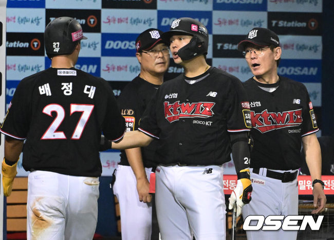 [OSEN=잠실, 최규한 기자] 17일 오후 서울 잠실야구장에서 ‘2023 신한은행 SOL KBO리그’ 두산 베어스와 KT 위즈의 경기가 열렸다.9회초 1사 2루 상황 KT 김준태의 안타 때 주자 배정대가 득점에 성공한 뒤 이강철 감독과 인사를 나누고 있다. 2023.08.17 / dreamer@osen.co.kr