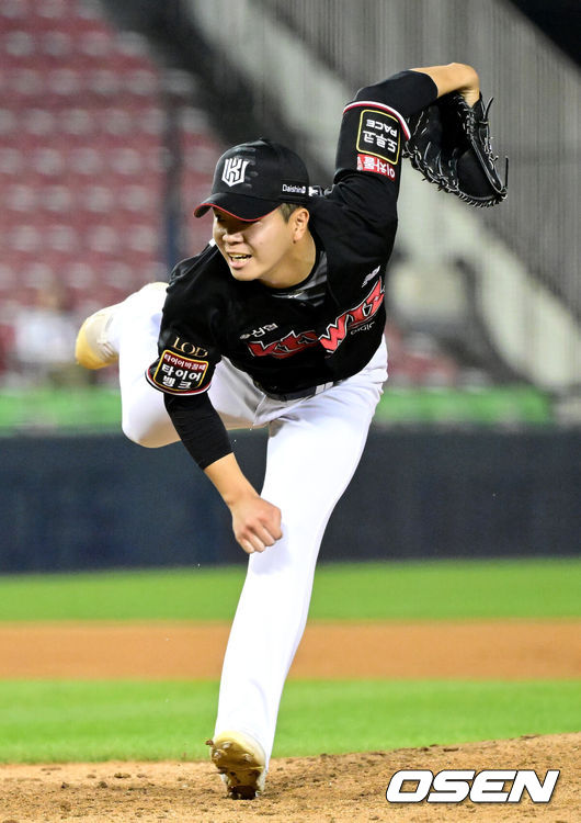 [OSEN=잠실, 최규한 기자] 17일 오후 서울 잠실야구장에서 ‘2023 신한은행 SOL KBO리그’ 두산 베어스와 KT 위즈의 경기가 열렸다.6회말 무사 만루 상황 마운드에 오른 KT 투수 손동현이 힘차게 공을 뿌리고 있다. 2023.08.17 / dreamer@osen.co.kr