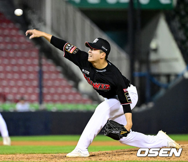 [OSEN=잠실, 최규한 기자] 16일 오후 서울 잠실야구장에서 ‘2023 신한은행 SOL KBO리그’ 두산 베어스와 KT 위즈의 경기가 열렸다.7회말 마운드에 오른 KT 손동현이 힘차게 공을 뿌리고 있다. 2023.08.16 / dreamer@osen.co.kr