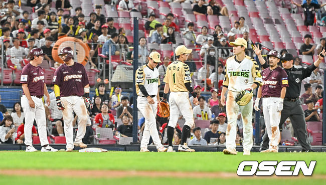 [OSEN=광주, 박준형 기자] 17일 오후 광주시 북구 광주-기아 챔피언스필드에서 2023 신한은행 SOL KBO리그 KIA 타이거즈와 키움 히어로즈의 경기가 진행됐다.6회초 무사 1,2루 키움 김혜성의 안타때 주루 과정서 1루 주자 이용규가 사인미스로 태그아웃됐다. 박재상 코차와 김동헌, 이용규가 아쉬워하고 있다. 2023.08.17  / soul1014@osen.co.kr