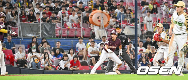 [OSEN=광주, 박준형 기자] 17일 오후 광주시 북구 광주-기아 챔피언스필드에서 2023 신한은행 SOL KBO리그 KIA 타이거즈와 키움 히어로즈의 경기가 진행됐다.6회초 무사 1,2루 키움 김혜성의 안타때 주루 과정서 1루 주자 이용규가 사인미스로 태그아웃됐다. 이용규가 귀루하는 김동헌 바라보며 놀라고 있다. 2023.08.17  / soul1014@osen.co.kr