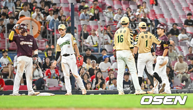 [OSEN=광주, 박준형 기자] 17일 오후 광주시 북구 광주-기아 챔피언스필드에서 2023 신한은행 SOL KBO리그 KIA 타이거즈와 키움 히어로즈의 경기가 진행됐다.6회초 무사 1,2루 키움 김혜성의 안타때 주루 과정서 1루 주자 이용규가 사인미스로 태그아웃됐다. 김동헌과 이용규가 아쉬워하고 있다. 2023.08.17  / soul1014@osen.co.kr