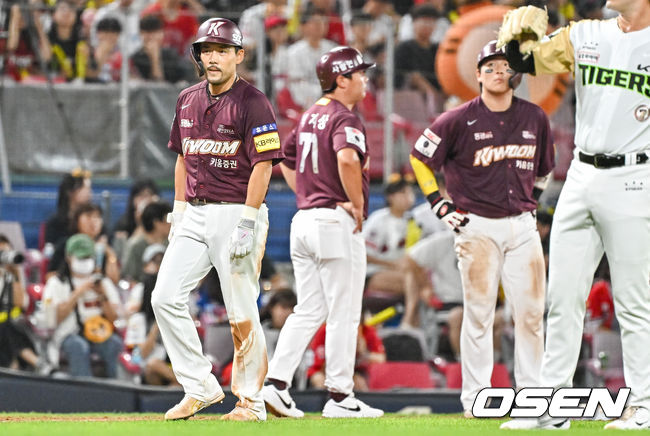 [OSEN=광주, 박준형 기자] 17일 오후 광주시 북구 광주-기아 챔피언스필드에서 2023 신한은행 SOL KBO리그 KIA 타이거즈와 키움 히어로즈의 경기가 진행됐다.6회초 무사 1,2루 키움 김혜성의 안타때 주루 과정서 1루 주자 이용규가 사인미스로 태그아웃됐다. 박재상 코차와 김동헌, 이용규가 아쉬워하고 있다. 2023.08.17  / soul1014@osen.co.kr