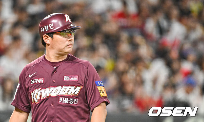 [OSEN=광주, 박준형 기자] 17일 오후 광주시 북구 광주-기아 챔피언스필드에서 2023 신한은행 SOL KBO리그 KIA 타이거즈와 키움 히어로즈의 경기가 진행됐다.6회초 이닝종료 후 키움 박재상 코치가 고개를 숙인채 더그아웃으로 들어가고 있다. 2023.08.17  / soul1014@osen.co.kr