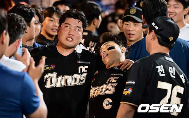[OSEN=창원, 이석우 기자] 17일 창원 NC파크에서 2023 신한은행 SOL KBO리그 NC 다이노스와 한화 이글스의 경기가 열렸다. NC 다이노스 손아섭이 9회말 1사 1루 좌월 동점 2점 홈런을 치고 박대온과 떡실신 포즈로 기념촬영을 하고 있다. 2023.08.17 / foto0307@osen.co.kr