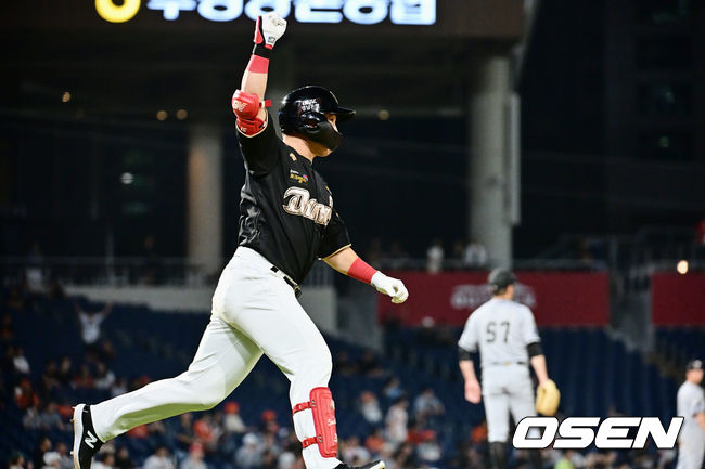 [OSEN=창원, 이석우 기자] 17일 창원 NC파크에서 2023 신한은행 SOL KBO리그 NC 다이노스와 한화 이글스의 경기가 열렸다. NC 다이노스 손아섭이 9회말 1사 1루 좌월 동점 2점 홈런을 치고 환호하고 있다. 2023.08.17 / foto0307@osen.co.kr