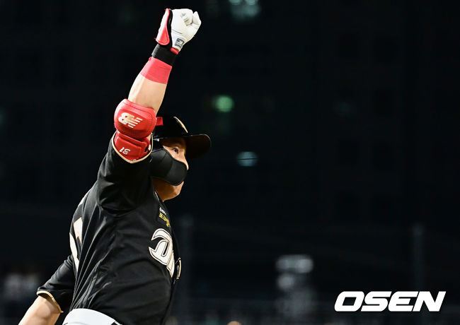 [OSEN=창원, 이석우 기자] 17일 창원 NC파크에서 2023 신한은행 SOL KBO리그 NC 다이노스와 한화 이글스의 경기가 열렸다. NC 다이노스 손아섭이 9회말 1사 1루 좌월 동점 2점 홈런을 치고 환호하고 있다. 2023.08.17 / foto0307@osen.co.kr