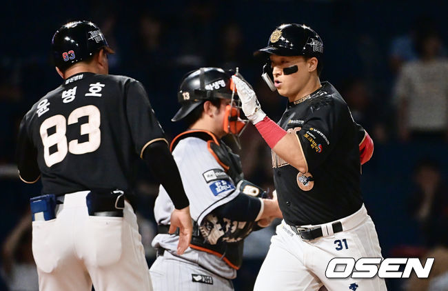 [OSEN=창원, 이석우 기자] 17일 창원 NC파크에서 2023 신한은행 SOL KBO리그 NC 다이노스와 한화 이글스의 경기가 열렸다. NC 다이노스 손아섭이 9회말 1사 1루 좌월 동점 2점 홈런을 치고 하이파이브를 하고 있다. 2023.08.17 / foto0307@osen.co.kr