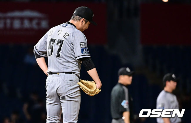 [OSEN=창원, 이석우 기자] 17일 창원 NC파크에서 2023 신한은행 SOL KBO리그 NC 다이노스와 한화 이글스의 경기가 열렸다. 한화 이글스 정우람이 9회말 1사 1루 NC 다이노스 손아섭에게 좌월 동점 2점 홈런을 맞고 고개를 떨구고 있다. 2023.08.17 / foto0307@osen.co.kr