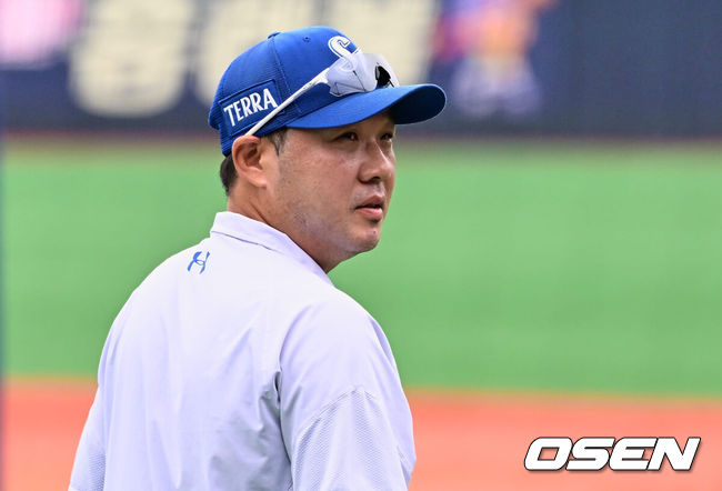 [OSEN=포항, 이석우 기자] 4일 포항야구장에서 2023 신한은행 SOL KBO리그 삼성 라이온즈와 두산 베어스의 경기가 열린다. 삼성 라이온즈 박진만 감독이 훈련을 지켜보고 있다. 2023.07.04 / foto0307@osen.co.kr