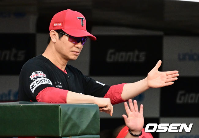 [OSEN=부산, 이석우 기자] 12일 부산 사직구장에서 2023 신한은행 SOL KBO리그 롯데 자이언츠와 KIA 타이거즈의 경기가 열렸다. KIA 타이거즈 김종국 감독이 1회초 2사 2루 나성범의 1타점 적시 2루타 때 득점을 올린 김도영을 반기고 있다. 2023.08.12 / foto0307@osen.co.kr