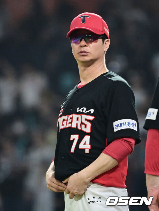 [OSEN=창원, 이석우 기자] 26일 창원 NC파크에서 2023 신한은행 SOL KBO리그 NC 다이노스와 KIA 타이거즈의 경기가 열렸다. KIA 타이거즈 김종국 감독이 NC 다이노스에 13-3으로 대승을 거두고 선수들을 바라보고 있다. 2023.07.26 / foto0307@osen.co.kr