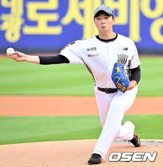 [OSEN=수원, 민경훈 기자] 10일 오후 수원 KT위즈파크에서 2023 신한은행 SOL KBO리그 KT 위즈와 키움 히어로즈의 경기가 열렸다. KT 선발 이선우가 마운드 위에서 힘차게 공을 뿌리고 있다. 2023.06.10 / rumi@osen.co.kr