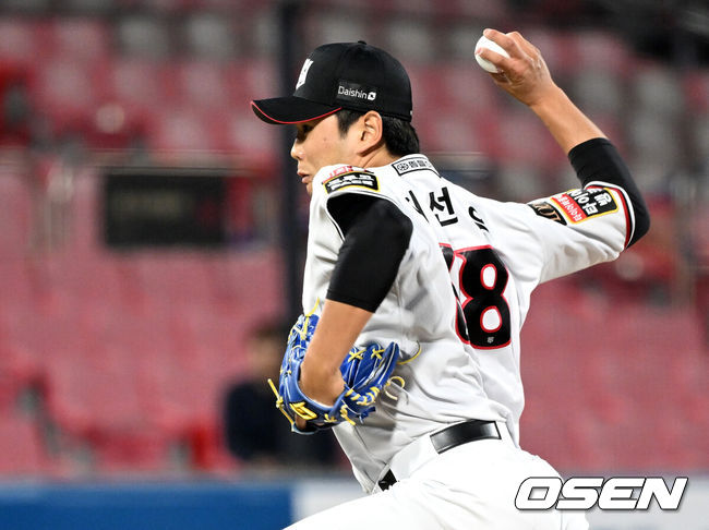 [OSEN=수원, 이대선 기자] 10일 오후 수원 KT위즈파크에서 2023 신한은행 SOL KBO리그 KT 위즈와 NC 다이노스의 경기가 열렸다.4회초 2사에서 KT 이선우가 역투하고 있다. 2023.05.10 /sunday@osen.co.kr