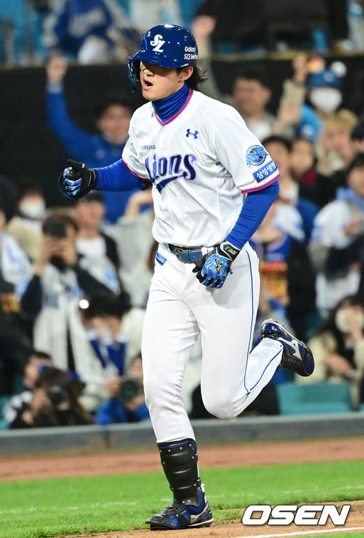 [OSEN=대구, 김성락 기자] 26일 오후 대구 삼성 라이온즈파크에서 ‘2023 신한은행 SOL KBO리그’ 삼성 라이온즈와 두산 베어스의 경기가 열렸다. 4회말 삼성 선두타자 구자욱이 선취 솔로 홈런을 날린 뒤 그라운드를 돌고 있다. 2023.04.26 /ksl0919@osen.co.kr