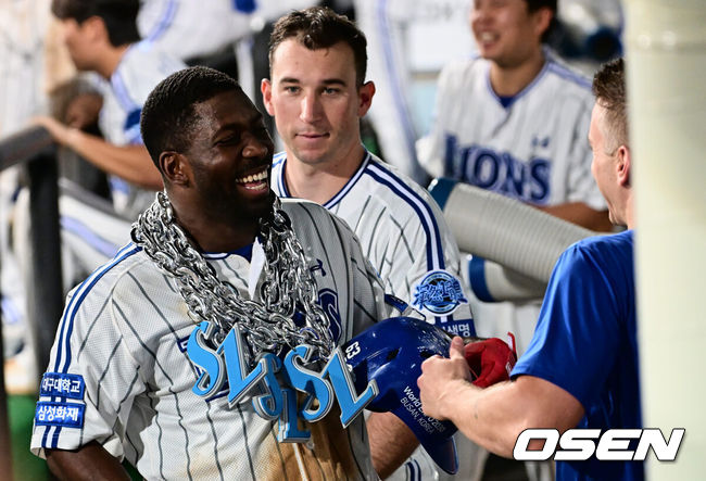 [OSEN=대구, 이석우 기자] 18일 대구 삼성라이온즈파크에서 2023 신한은행 SOL KBO리그 삼성 라이온즈와 KIA 타이거즈의 경기가 열렸다. 삼성 라이온즈 피렐라가 5회말 1사 1,2루 2점 홈런을 치고 뷰캐넌과 기쁨의 댄스를 추고 있다. 2023.08.18 / foto0307@osen.co.kr