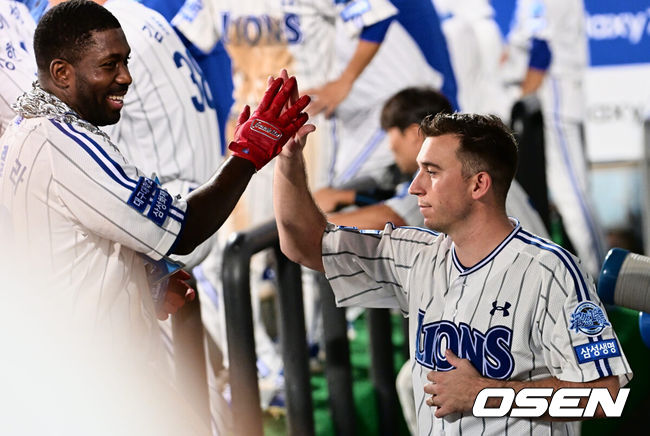 [OSEN=대구, 이석우 기자] 18일 대구 삼성라이온즈파크에서 2023 신한은행 SOL KBO리그 삼성 라이온즈와 KIA 타이거즈의 경기가 열렸다. 삼성 라이온즈 피렐라가 5회말 1사 1,2루 2점 홈런을 치고 와이드너와 하이파이브를 하고 있다. 2023.08.18 / foto0307@osen.co.kr