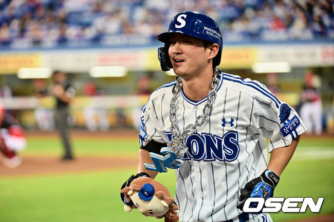 [OSEN=대구, 이석우 기자] 18일 대구 삼성라이온즈파크에서 2023 신한은행 SOL KBO리그 삼성 라이온즈와 KIA 타이거즈의 경기가 열렸다. 삼성 라이온즈 구자욱이 4회초 우중월 솔로 홈런을 치고 기뻐하고 있다. 2023.08.18 / foto0307@osen.co.kr