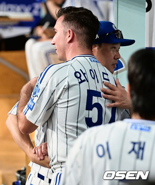 [OSEN=대구, 이석우 기자] 18일 대구 삼성라이온즈파크에서 2023 신한은행 SOL KBO리그 삼성 라이온즈와 KIA 타이거즈의 경기가 열렸다. 삼성 라이온즈 와이드너가 6회까지 무실점을 기록하고 박진만 감독과 기쁨을 나누고 있다. 2023.08.18 / foto0307@osen.co.kr