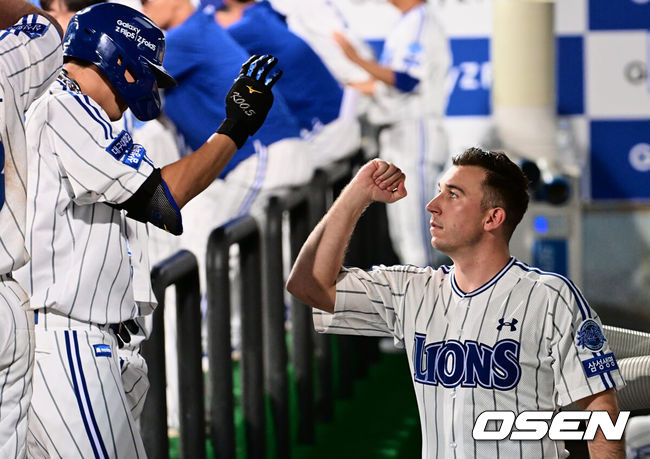 [OSEN=대구, 이석우 기자] 18일 대구 삼성라이온즈파크에서 2023 신한은행 SOL KBO리그 삼성 라이온즈와 KIA 타이거즈의 경기가 열렸다. 삼성 라이온즈 와이드너가 4회초 우중월 솔로 홈런을 친 구자욱과 하이파이브를 하고 있다. 2023.08.18 / foto0307@osen.co.kr
