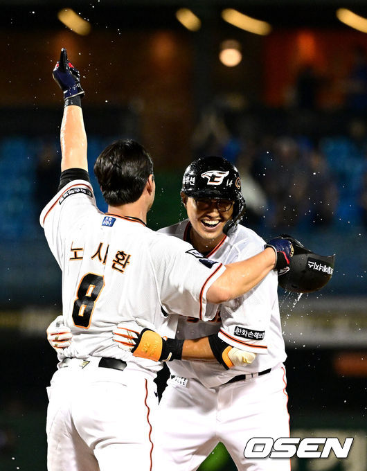 [OSEN=대전, 최규한 기자] 한화 채은성(오른쪽)이 노시환과 기뻐하고 있다. 2023.05.17 / dreamer@osen.co.kr
