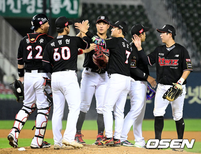 [OSEN=최규한 기자] 승리한 KT 선수들이 하이파이브를 나누고 있다. 2023.08.17 / dreamer@osen.co.kr