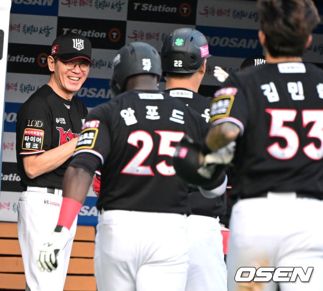 [OSEN=최규한 기자] KT 장성우가 선제 좌월 스리런포를 날리고 홈을 밟은 뒤 이강철 감독과 인사를 나누고 있다. 2023.08.17 / dreamer@osen.co.kr