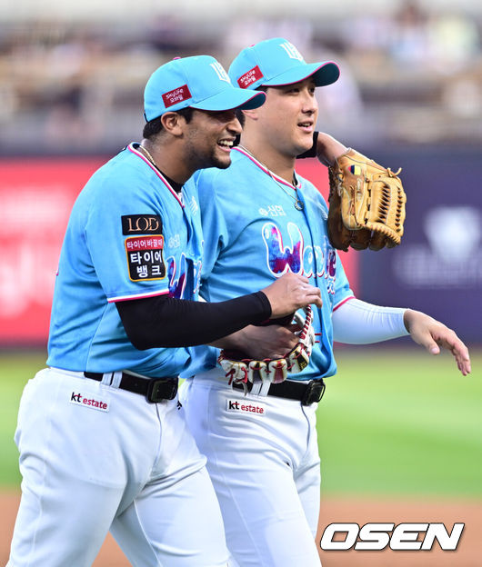 [OSEN=조은정 기자] KT 쿠에바스-황재균. 2023.07.27 /cej@osen.co.kr