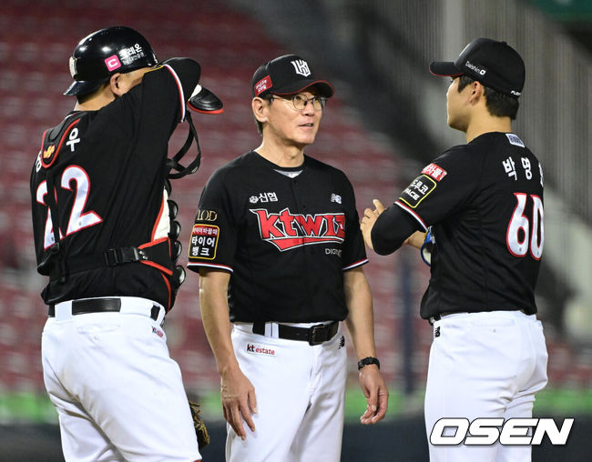 [OSEN=잠실, 최규한 기자] KT 이강철 감독이 마운드를 방문해 투수 박영현과 대화를 나누고 있다. 2023.08.17 / dreamer@osen.co.kr