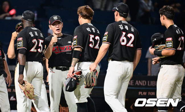 [OSEN=이석우 기자] KT 이강철 감독이 승리 후 선수들과 기쁨을 나누고 있다. 2023.07.30 / foto0307@osen.co.kr