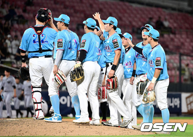 [OSEN=수원, 최규한 기자] 승리한 KT 선수들이 하이파이브를 나누고 있다. 2023.08.08 / dreamer@osen.co.kr