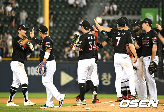 [OSEN=이대선 기자] KT 선수들이 승리의 기쁨을 나누고 있다. 2023.08.15 /sunday@osen.co.kr