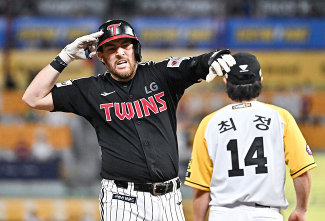 [OSEN=인천, 박준형 기자] 18일 오후 인천 SSG랜더스필드에서 2023 신한은행 SOL KBO리그 SSG 랜더스와 LG 트윈스의 경기가 진행됐다.7회초 2사 1,2루 안타를 날렸던 LG 오스틴이 한유섬의 수비실책을 틈타 3루에 세이프된 뒤 환호하고 있다.    2023.08.18  / soul1014@osen.co.kr