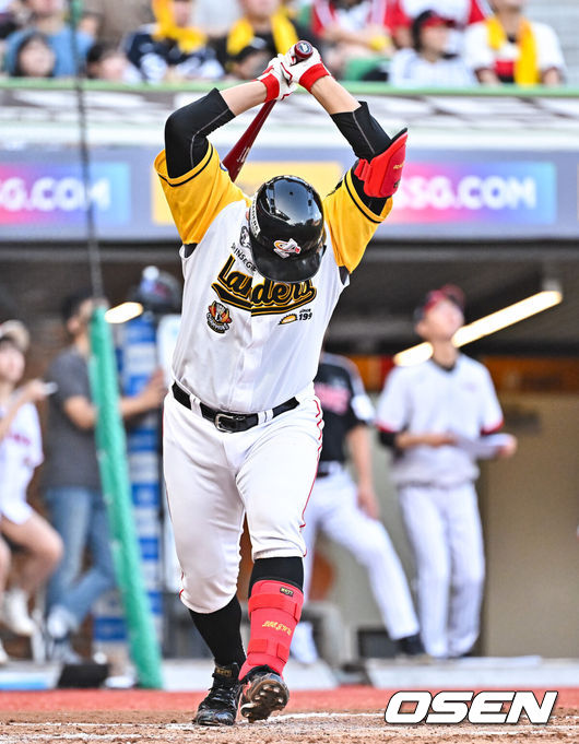 [OSEN=인천, 박준형 기자] 19일 인천SSG랜더스필드에서 2023 신한은행 SOL KBO리그 SSG 랜더스와 LG 트윈스의 경기가 진행됐다.2회말 2사 1,2루 SSG 이재원이 내야뜬공 타구를 날린뒤 아쉬워하고 있다.    2023.08.18  / soul1014@osen.co.kr
