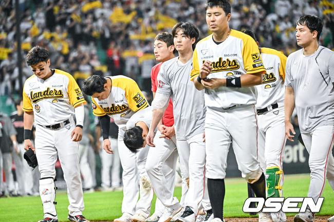 [OSEN=인천, 박준형 기자] LG는 19일 인천 SSG랜더스필드에서 열린 2023 KBO리그 SSG와 경기에서 16안타를 몰아치며 11-2로 승리했다.  경기종료 후 5연패 기록한 SSG 선수들이 팬들에게 인사를 하고 있다. 2023.08.18  / soul1014@osen.co.kr