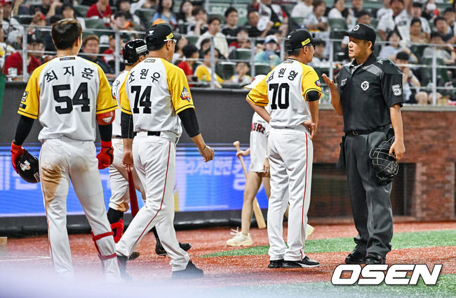 [OSEN=인천, 박준형 기자] 19일 인천SSG랜더스필드에서 2023 신한은행 SOL KBO리그 SSG 랜더스와 LG 트윈스의 경기가 진행됐다.6회말 1사 1루 김준희 구심이 방망이 놓고 들어간 SSG 최지훈에게 퇴장 명령을 내린뒤 김원형 감독과 이야기를 나누고 있다.   2023.08.18  / soul1014@osen.co.kr