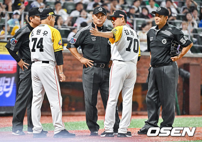 [OSEN=인천, 박준형 기자] 19일 인천SSG랜더스필드에서 2023 신한은행 SOL KBO리그 SSG 랜더스와 LG 트윈스의 경기가 진행됐다.6회말 1사 1루 SSG 최지훈이 체크스윙 판정에 불만을 품고 방망이를 두고 들어가 퇴장 당했다. 이후 김원형 감독이 그라운드로 나서 심판들과 이야기를 나누고 있다.  2023.08.18  / soul1014@osen.co.kr